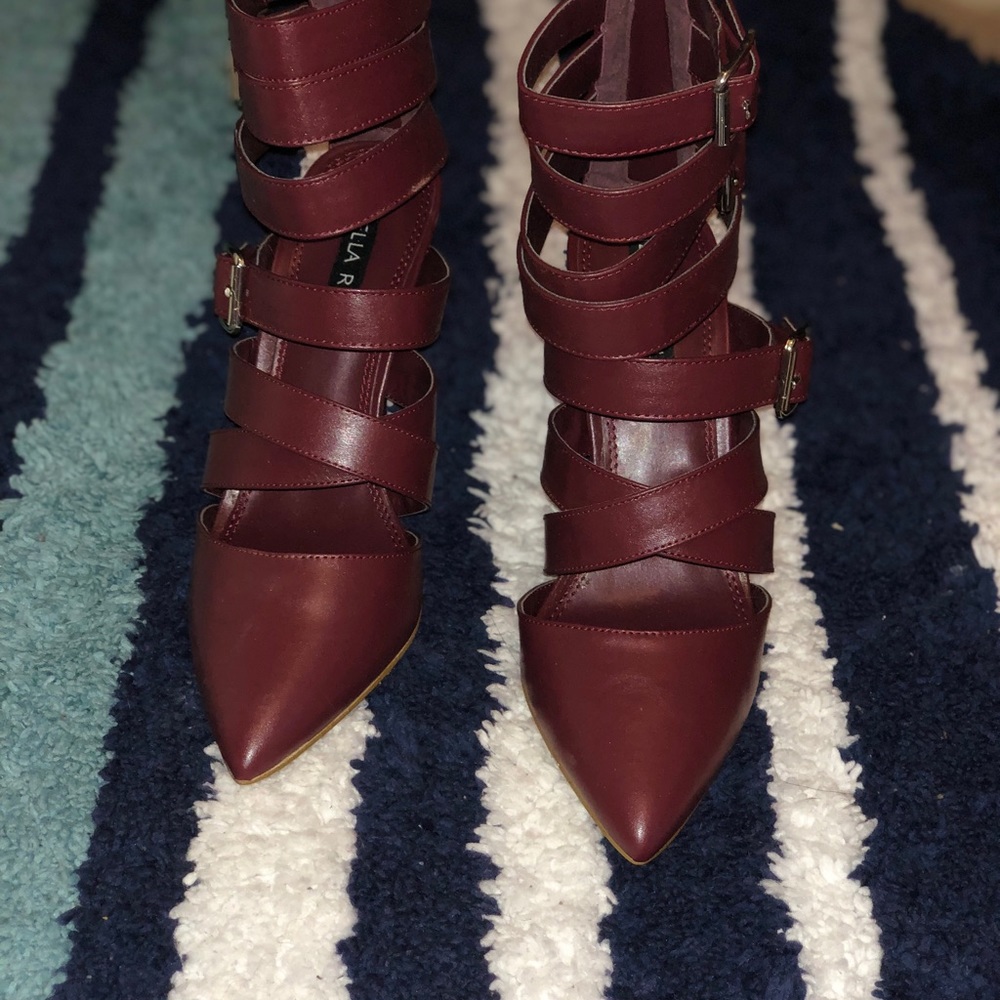 Shoe dazzle never worned